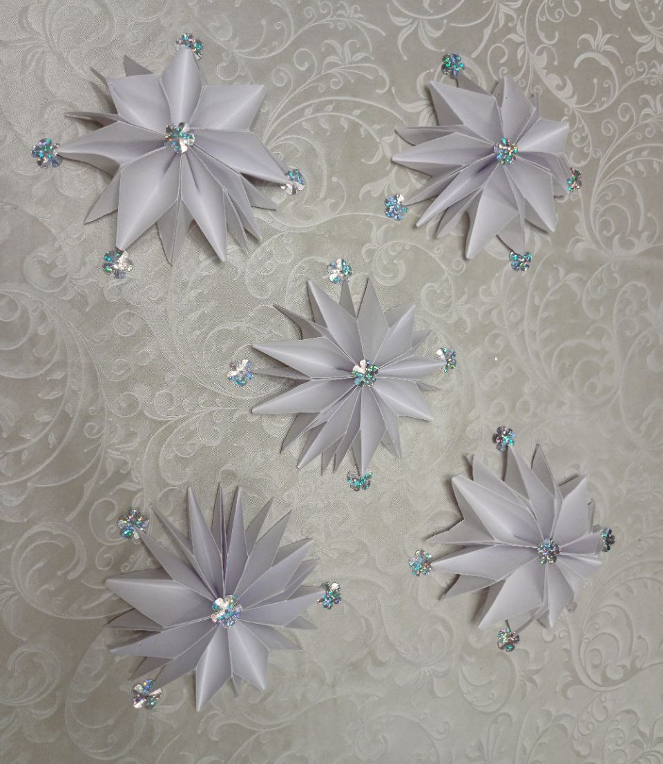 Летят, летят снежинки, пушинки-холодинки...