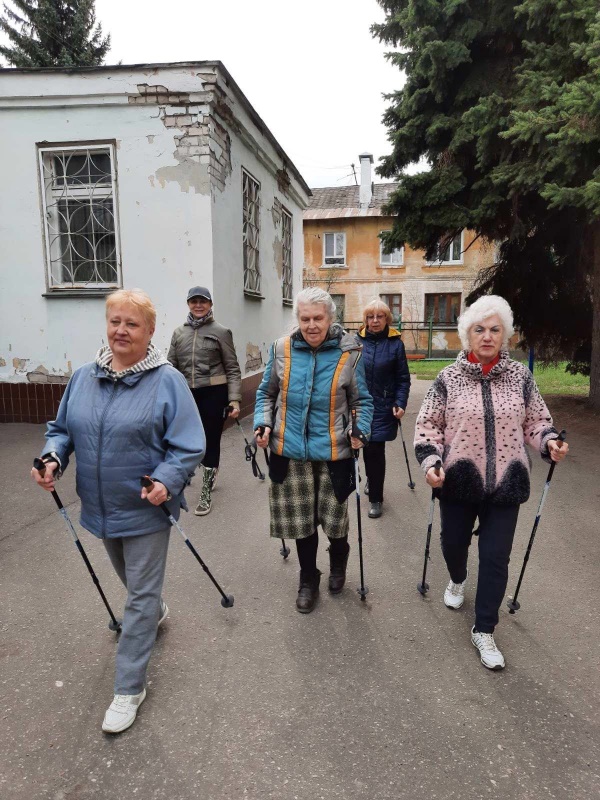 В последнее десятилетие скандинавская ходьба с палками для пожилых людей приобрела широкое распространение. 