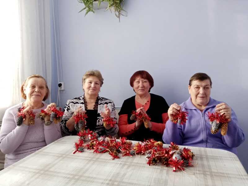Занятие по изготовлению новогодней игрушки на елку «Праздничная шишка»