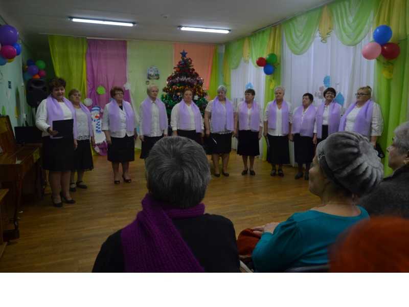 Хор «Северянка» спел для отдыхающих отделения дневного пребывания комплексного центра